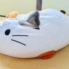 大きな猫のぬいぐるみの画像