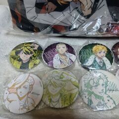東京リベンジャーズ　缶バッチ１０枚＆特大クッションの画像