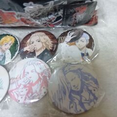 東京リベンジャーズ　缶バッチ１０枚＆特大クッションの画像