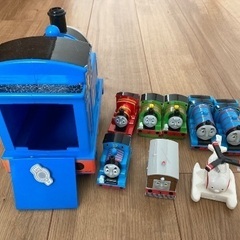 300円。トーマスのおもちゃセットの画像