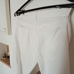 ホワイトストレッチパンツの画像