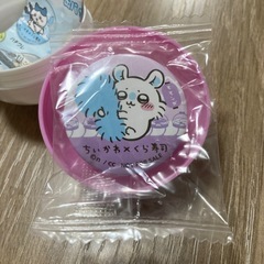 ちいかわ　くら寿司　キーホルダーとバッチの画像