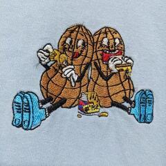 可愛い刺繍入り🥜💕Tシャツの画像