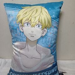 東京リベンジャーズ　缶バッチ１０枚＆特大クッションの画像