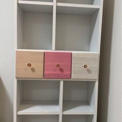 ピンクとホワイトの棚の画像