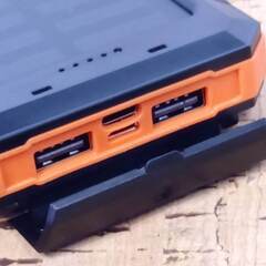 モバイルバッテリー 20000mAh ソーラー充電対応 方位磁石付き ほぼ未使用・屋外持ち出しなし・非常用LEDライト搭載の画像