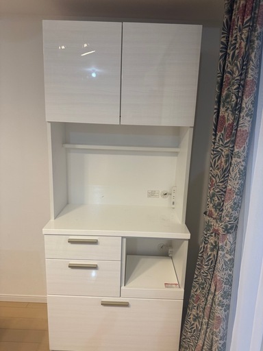 ホワイトのカップボード