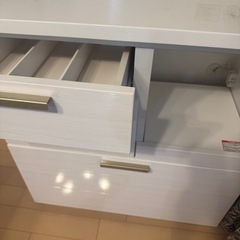 ホワイトのカップボード
の画像