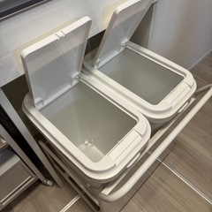 白色のレンジボードとゴミ箱のセット
の画像