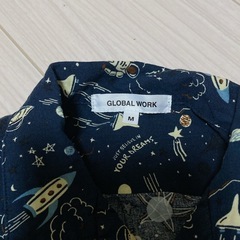 《美品》GLOBAL WORK 子供服宇宙柄シャツの画像