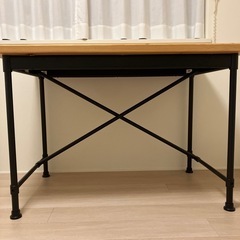 IKEAの作業デスクの画像