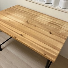 IKEAの作業デスクの画像