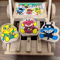 アンパンマン 木製 
カタカタ手押し車 の画像