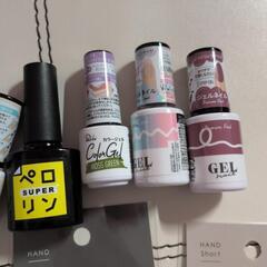 ジェルネイルとネイルシールの画像