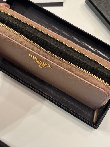 【未使用美品！早い者勝ち?】PRADA 長財布