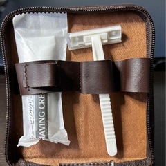 未使用　TOYOTA ノベルティ　携帯用お泊りセット　内容　専用ケース　剃刀、クリーム、爪切り、ハサミ、ピンセット、鏡、櫛の画像
