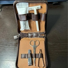 未使用　TOYOTA ノベルティ　携帯用お泊りセット　内容　専用ケース　剃刀、クリーム、爪切り、ハサミ、ピンセット、鏡、櫛の画像