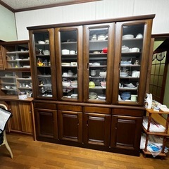 食器棚と食器の画像