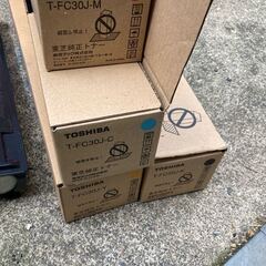 あげます 空 使用済み 4本 本体 取り外し品 残量不明 4本 計8本 ジャンクにて 東芝 TOSHIBA T-FC30J トナーの画像
