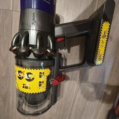 Dyson cyclone　V10 fluffy  ダイソン＆付属掃除用品付きのフロアドック 新品フィルター付きの画像