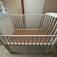 木製ベビーベッドの画像