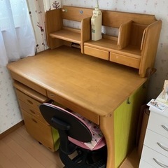 ちょっと古い学習デスクの画像