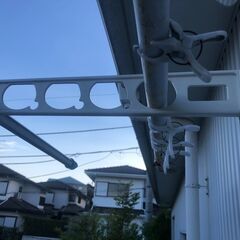 物干金具　壁取付 壁面取付けタイプの物干し金具です。 角度調整を水平、45度に固定することができます。 2年位使っています 引越のためのお取引になります よろしくお願いします。の画像