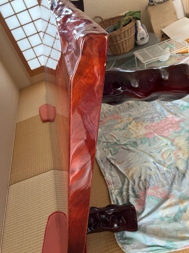 朱塗りのテーブル