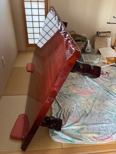 朱塗りのテーブル