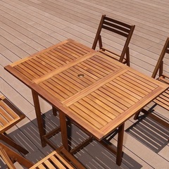 ガーデンテーブルセット 4人用 屋外 折りたたみ式 バタフライテーブル1台 チェア4脚 5点セット 木製 パラソルホール付きの画像