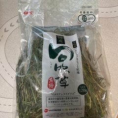 国産旬牧草　桑の葉ペレット　木のフェンス4つの画像
