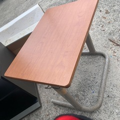 学校の机　小学低学年用の画像
