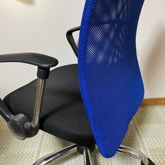 美品　肘置き付きパソコンチェア　勉強の椅子　メッシュ　高さ調節機能付きの画像