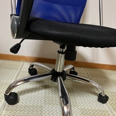 美品　肘置き付きパソコンチェア　勉強の椅子　メッシュ　高さ調節機能付きの画像