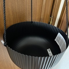 IKEAの植木鉢吊り下げ容器新品です。  直径28㌢高さ13㌢ 吊り下げ紐の長さ73㌢調整可能 黒色。の画像