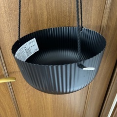IKEAの植木鉢吊り下げ容器新品です。  直径28㌢高さ13㌢ 吊り下げ紐の長さ73㌢調整可能 黒色。の画像