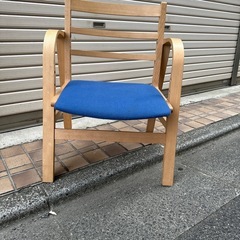 高さを変えられる子供用椅子の画像