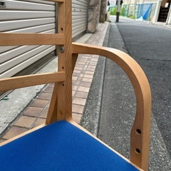 高さを変えられる子供用椅子の画像