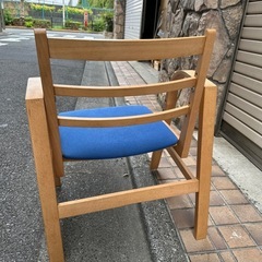 高さを変えられる子供用椅子の画像