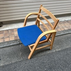 高さを変えられる子供用椅子の画像