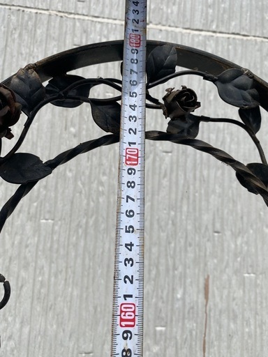 ヨーロッパ調のおしゃれな花台、バラの装飾が美しいアンティーク風の