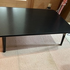折りたたみできるテーブルの画像