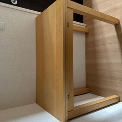 木製テーブルの画像