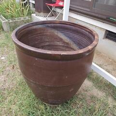 茶色 円筒形 水鉢  陶器  水瓶

の画像