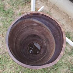 茶色 円筒形 水鉢  陶器  水瓶

の画像