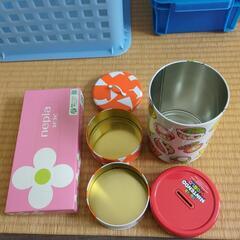 プラかご、お菓子の缶の画像