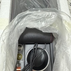 新品、USB付き アームレスト レッドステッチ センター コンソール 後付け 肘置きの画像