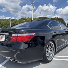 神奈川【自社ローン】保証人無可★全国対応★LS【LS600hL後席セパレートシートパッケージ】社外20インチAW/サンルーフ/サスコン/ロングボディ/フリップダウンモニター/ハンドルエアコン/パワーシート/シートヒーター/バックカメラ/TV/ETCの画像