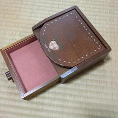 鏡とちょっとした小物入れの画像