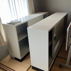 事務机、椅子の画像